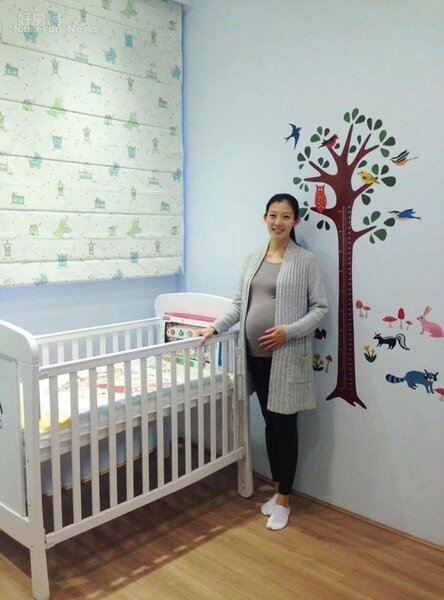
6.小孩房的身高尺是戴心怡親手貼的，粉藍色的房間很適合小男嬰。
