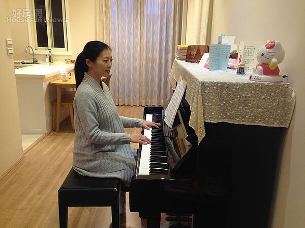 
8.為了胎教，戴心怡每天都會彈鋼琴讓寶寶有音樂薰陶。
