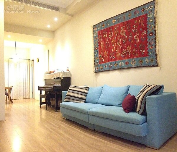 1.挑高3.6米，坪數小沒有壓迫感，沙發上的壁飾是土耳其旅遊戰利品。