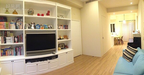 
2.戴心怡夫妻喜歡明亮淺色系，請設計師訂製全白櫥櫃，看起來空間也較大。