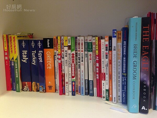 
3.夫妻倆愛旅遊趴趴走，書櫃放了好幾本各國旅遊書。