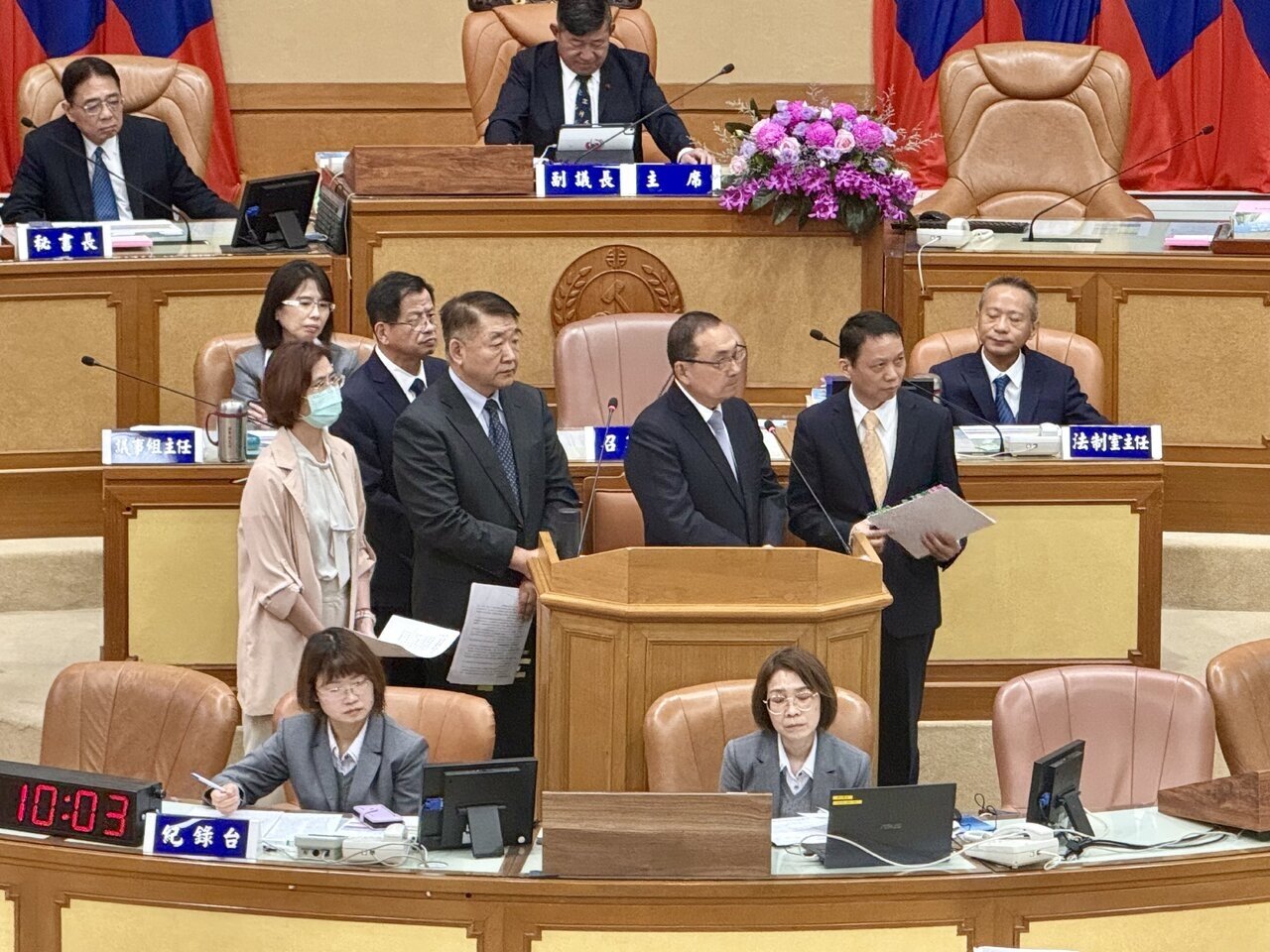 新北市長侯友宜(右二)今下午出席新北市議會總質詢。記者張策/攝影