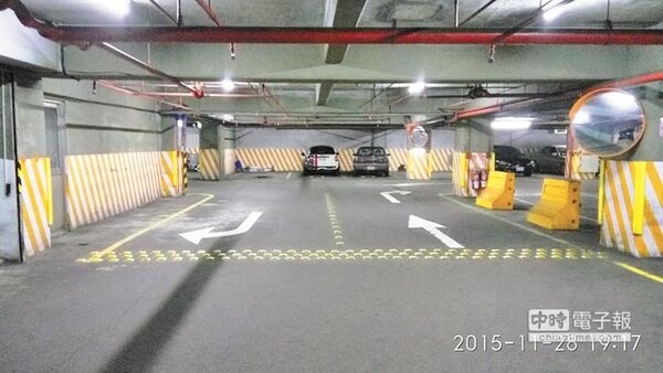 北市「新象年代社區」去年更換地下停車場、電梯間等區域的電燈為LED燈，全年累積省下超過20萬電費。（李昌憲提供）