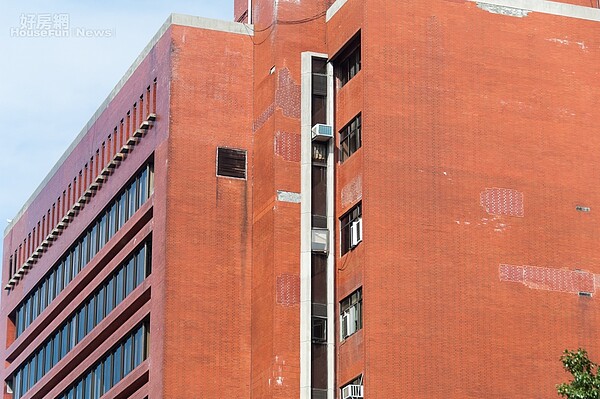 立法院成為這次霸王寒霸王寒流的受害者,驚傳群賢樓外牆磁磚爆裂剝落,幸好無人受傷。(好房網News記者張聖奕/攝影)