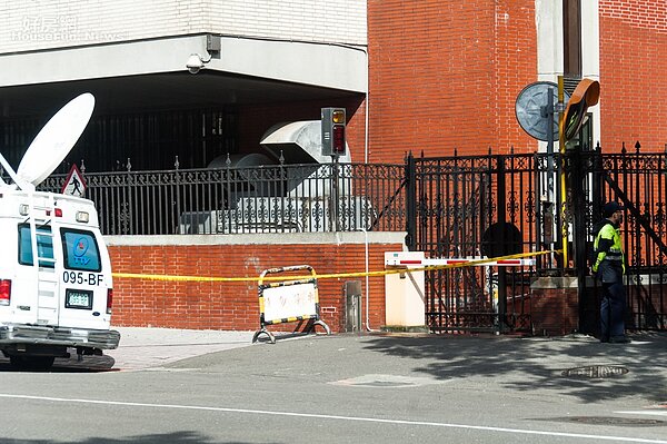 事故發生後立法院駐衛警立刻圍起封鎖線,避免行人靠近。(好房網News記者張聖奕/攝影)