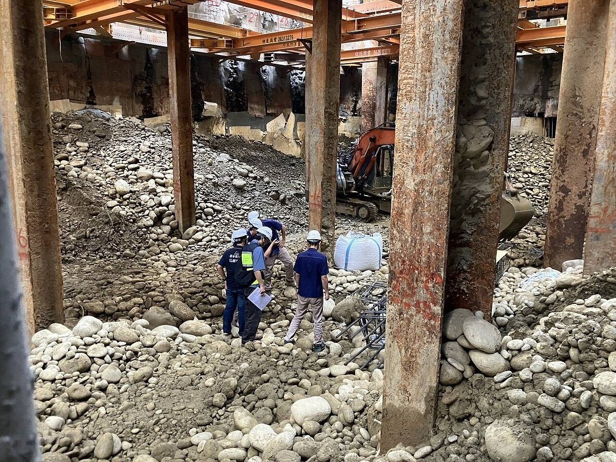 台中市西屯潮洋溪排水遭建商排入泥水，台中市都發局昨接獲通報後到場會勘，確認工地抽排地下水夾帶大量泥砂、汙染水體情形屬實，依法勒令停工並加重裁罰。圖／台中市政府提供