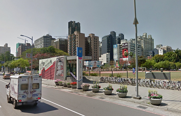 高雄房市情境圖,鄰近捷運巨蛋站。(翻攝自Google Map)