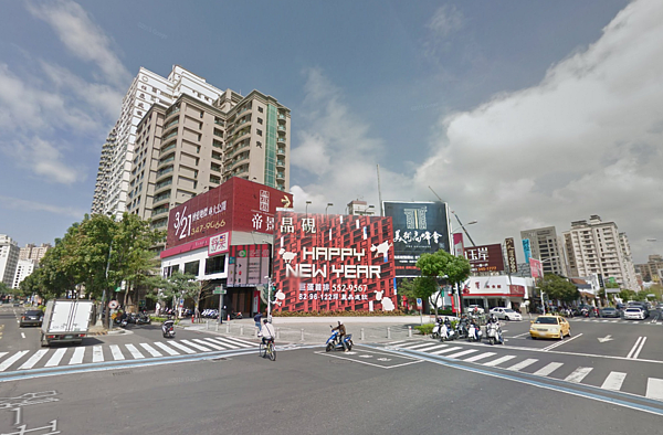 高雄房市情境圖,鄰近高捷巨蛋站的廣告刊版。(翻攝自Google Map)