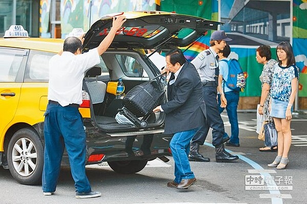 荷包傷！北北基計程車費率今起調漲，平均漲幅14％。（杜宜諳攝）