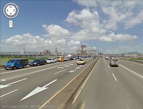 連接雙北兩市的忠孝橋就是很好的例子,兩端房價差異高達45%。