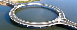 鳥拉圭打造圓圈橋　要車流變慢賞海景