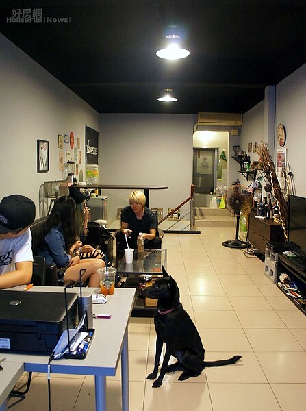 3.一樓工作區維持現有格局,僅將天花板漆黑。