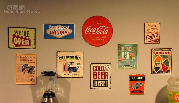 4.一樓工作室牆上貼滿車牌壁飾或架上奇趣小物皆充滿濃濃美式風。