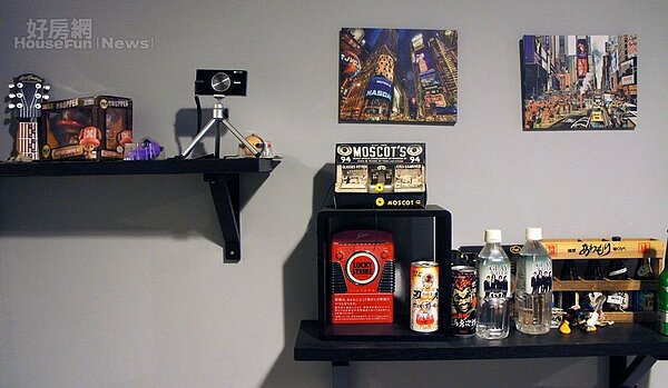 4.一樓工作室牆上貼滿車牌壁飾或架上奇趣小物皆充滿濃濃美式風。