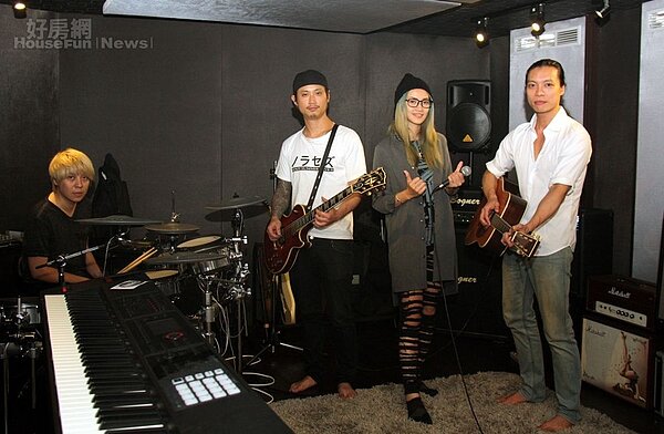 8.錄音室隔壁的練團室也裝足隔音海綿,包括Bass、吉他或鍵盤等樂器,也能直接在裡頭錄製。