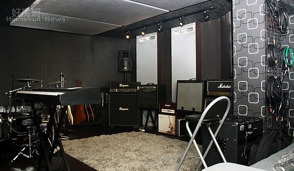 7.錄音室採內縮格局很有太空梭駕駛艙的fu,包括空間高度深度都需經過精密計算。