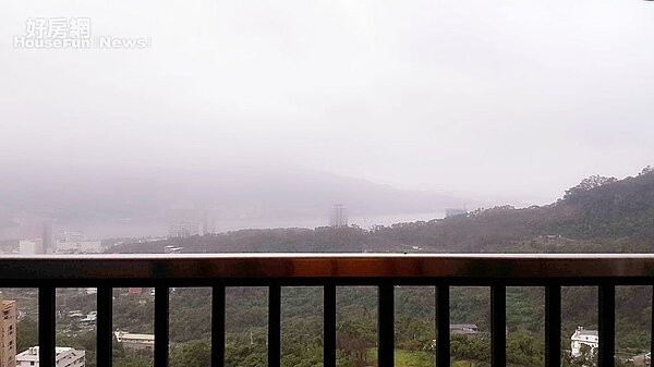 3. 15樓高的露台可眺觀音山,寧靜幽獨,佳景相伴。