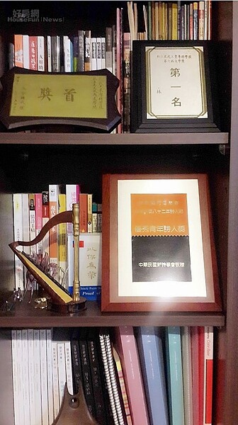 8.	書櫃上陳設不同時期的獎牌，這裡可說是林群盛的重要創作里程地。