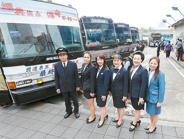 國光客運上午舉辦告別特展,有五輛巡禮巴士載著公車迷,當年的國光小姐也會同行。 記者林澔一/攝影