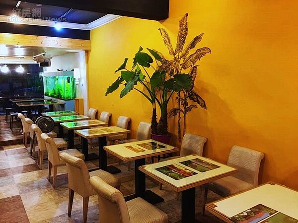 4.	店內裝潢走南洋風，牆面以鮮黃色為主調。
