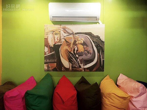 7.	翠綠的牆面搭配色彩繽紛的抱枕，讓人心情都開心起來。
