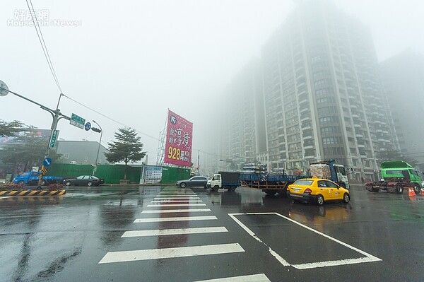 近日天氣又濕又冷，林口則是「又霧又冷」。（好房網News記者張聖奕／攝影）