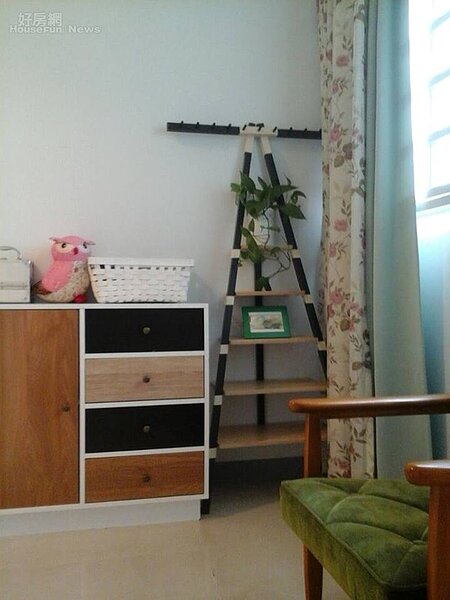 4.	臥房裡畫架擺設的層架，相當特別。
