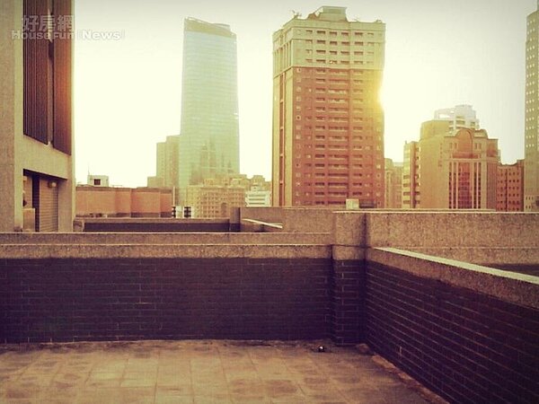 2.	寬廣的25坪大露臺，適合狗狗活動。
