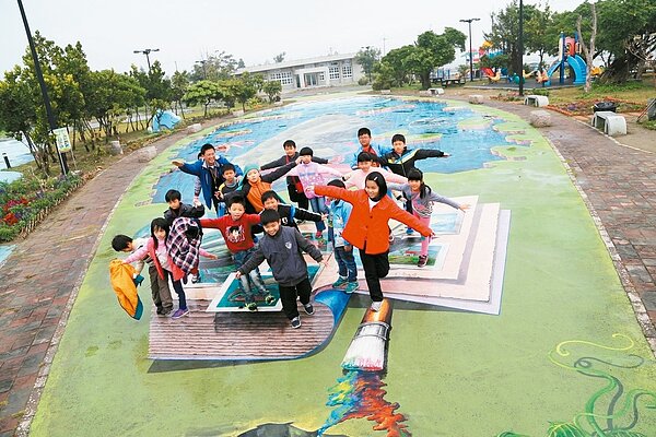 好美里漁村公園的全國最大幅3D彩繪地圖,去年底完工,假日吸引大批遊客前來拍照、玩樂。 記者黃煌權/攝影