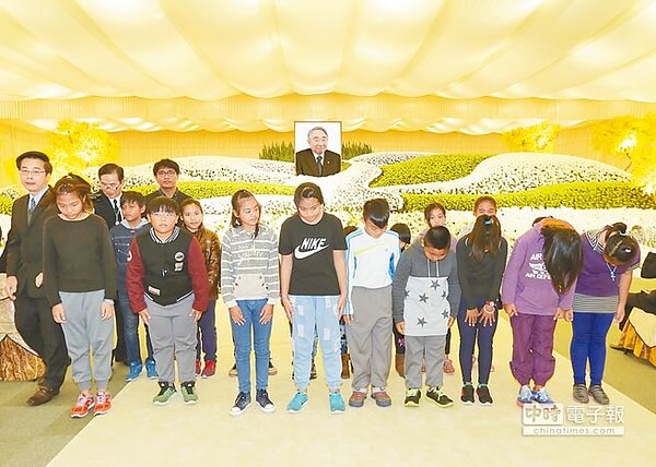 屏東縣長榮百合國小校長陳世聰昨率領18位小朋友,北上到長榮集團總裁張榮發追思會堂獻唱〈雲上太陽〉,感謝張榮發生前善舉。(長榮提供)