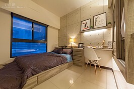 一般而言，臥室內的衣櫥不論是現場木做或是購買系統家具，都是由地板開始的封閉儲藏空間。但是設計師特別將地板上方約40公分處以開放式的方式處理，一來可以塞入燈條作為氣氛燈照明使用，二來此空間則可放置行李箱等較大型物件，十分的特別。
在次主臥的臥床上，則是以現場木做的方式進行製作，可以看到床尾部分有一小休憩空間，床下方則有兩組大型抽屜可收納個人物品。