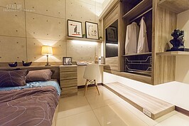 次主臥另外一個角度。可以發現衣櫥部分旁邊還多了幾格開放式架子，這裡可放旅遊紀念品或自身的收藏品。

