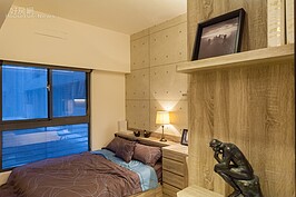 次主臥另外一個角度。可以發現衣櫥部分旁邊還多了幾格開放式架子，這裡可放旅遊紀念品或自身的收藏品。
