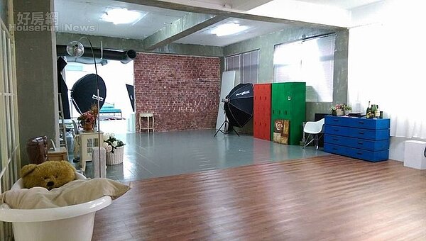 1.	由廠房改造的攝影棚，上百坪的空間讓每個場景看起來都相當開闊。

