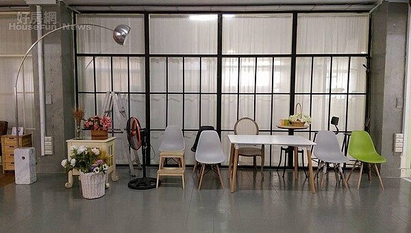 2. 攝影棚的家具都是四位創業夥伴累積拼湊而成,到今日的規模已經一應俱全。