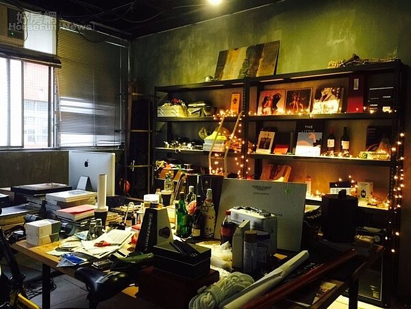 3. 奧斯卡的辦公室布置成工業風,靠牆的鐵架也是自己打造,再噴上黑色油漆。