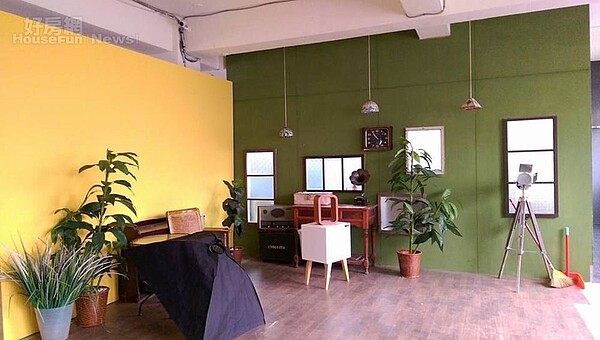 7. 每個場景都是為了拍攝而打造,包括書房、臥室都很有設計感。