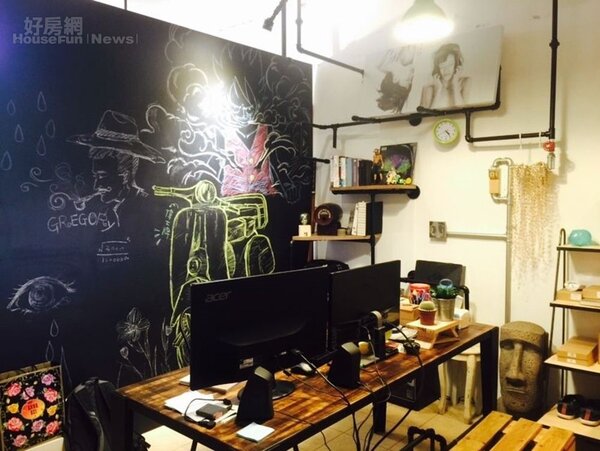 5.	另一位創業夥伴設計師的辦公室也很特別，用水管做成書架，背後還有一面可移動的塗鴉牆壁！
