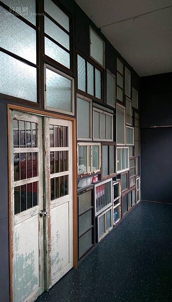 6. 攝影棚內還可看到從各地收集來的復古窗框。