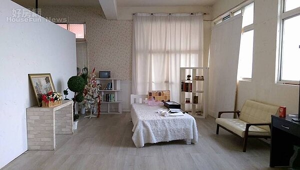 7. 每個場景都是為了拍攝而打造,包括書房、臥室都很有設計感。