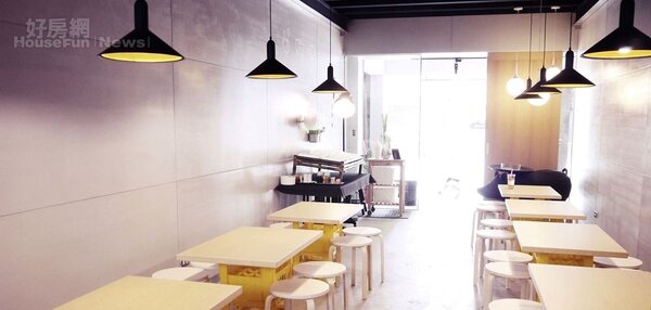 3.	用餐區牆面大量採用矽酸鈣板施作，挑高空間搭配一盞盞吊燈，營造出簡約的低調態度。
