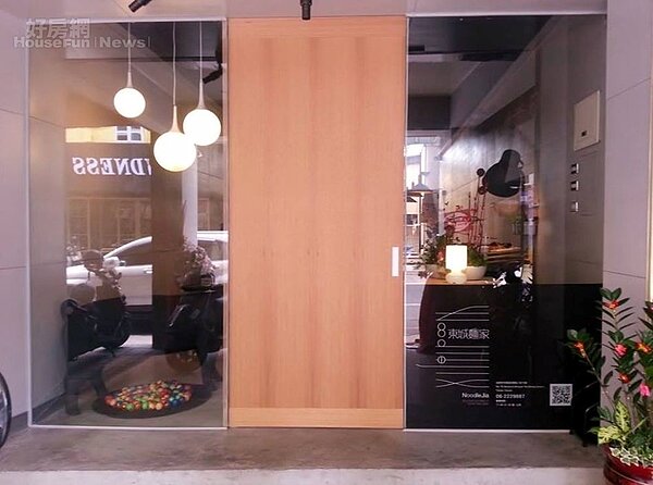 2. 東城麵家店有別於傳統麵店,濃濃的 Life style外觀,乍看下還以為來到咖啡館。