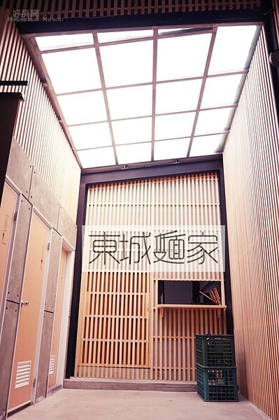 4. 天井以一條條木製直柵呈現,則傳達出「麵」店的意象。