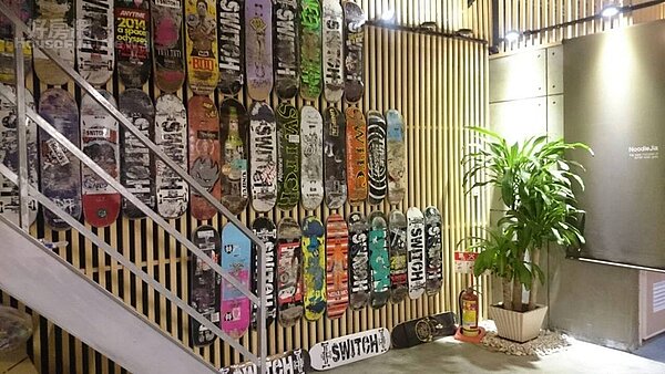 5. 天井旁的滑板牆全為真正使用過的舊滑板組成,且所有滑板也會不定期更換。