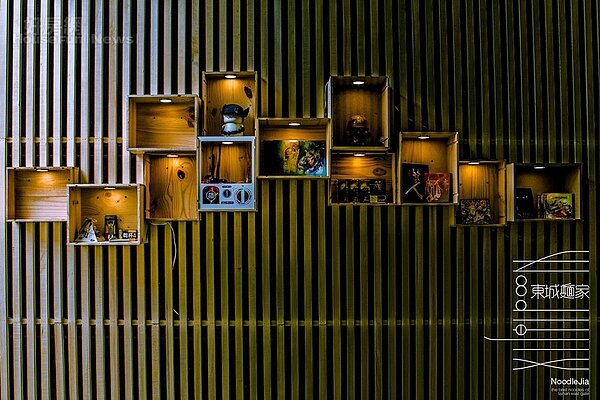 6. 另一面牆紅酒櫃上,則放滿過去音樂工作室創作的專輯作品,還有販售國內許多知名饒舌歌手的混音帶。