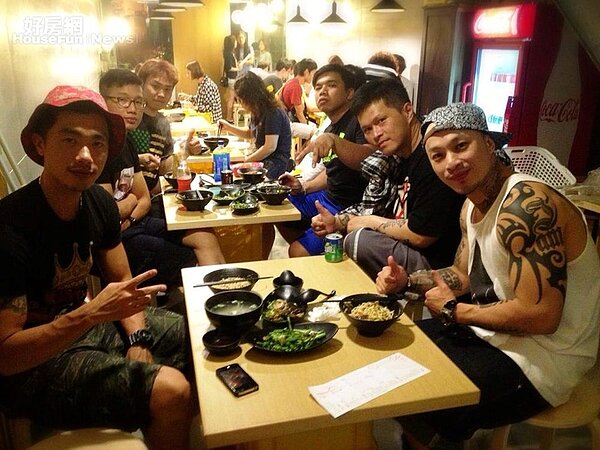 8. 前年東城麵家剛開幕時,大支、阿福、Mr.精等國內知名饒舌歌手都來聚餐。