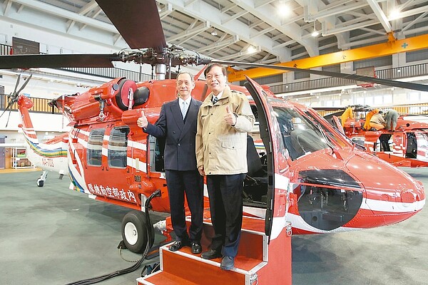 內政部長陳威仁(右)在空勤總隊總隊長董劍城(左)陪同下,至空勤總隊台中駐地棚廠視察黑鷹直升機保養情形。 記者余承翰/攝影