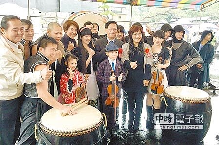 
南投縣長林明溱（正中穿西裝者）與「桃太郎村」經營團隊和來賓合照喊讚。（沈揮勝攝）
 