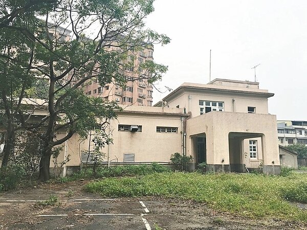 迪毅堂、板橋放送所（圖），去年都被新北市府編列為市定古蹟，市議員何博文質疑未積極修復，文化局回應已著手調查並研擬修繕計畫。 記者王長鼎／翻攝