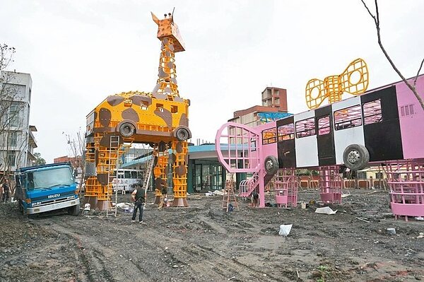 宜市幸福轉運站外以報廢車打造裝置藝術，引發討論。 記者林縉明／攝影